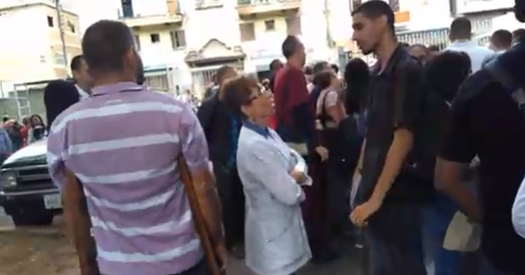 Médicos y pacientes del hospital Vargas también se unieron a la protesta #17Abr (video)