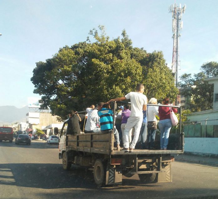 Dos mujeres murieron al caer de camión que hacía transporte en Carabobo