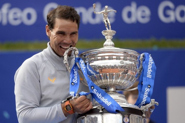 El español Rafael Nadal posa con su trofeo después de ganar el partido de tenis final del torneo Barcelona Open ATP en Barcelona el 29 de abril de 2018.  Josep LAGO / AFP