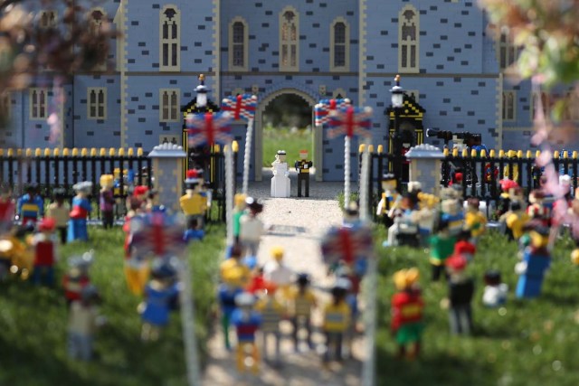 Lego models of Britain's Prince Harry (CR) and his bride-to-be US actress Meghan Markle (CR) are photographed positioned outside a Lego-brick model of Windsor Castle at Legoland in Windsor on May 8, 2018 during a photo call for its attraction celebrating the upcoming royal wedding. Prince Harry and US actress Meghan Markle will marry on May 19 at St. George's Chapel at Windsor Castle. / AFP PHOTO / Daniel LEAL-OLIVAS