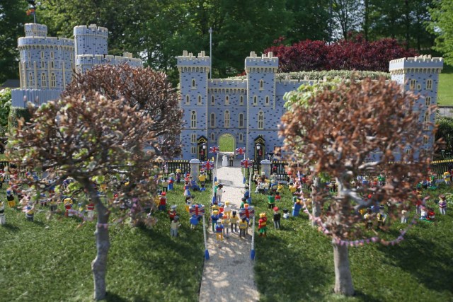 Lego models of Britain's Prince Harry (CR) and his bride-to-be US actress Meghan Markle (CR) are photographed positioned outside a Lego-brick model of Windsor Castle at Legoland in Windsor on May 8, 2018 during a photo call for its attraction celebrating the upcoming royal wedding. Prince Harry and US actress Meghan Markle will marry on May 19 at St. George's Chapel at Windsor Castle. / AFP PHOTO / Daniel LEAL-OLIVAS