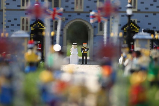 Lego models of Britain's Prince Harry (CR) and his bride-to-be US actress Meghan Markle (CR) are photographed positioned outside a Lego-brick model of Windsor Castle at Legoland in Windsor on May 8, 2018 during a photo call for its attraction celebrating the upcoming royal wedding. Prince Harry and US actress Meghan Markle will marry on May 19 at St. George's Chapel at Windsor Castle. / AFP PHOTO / Daniel LEAL-OLIVAS