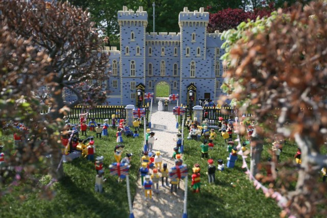 Lego models of Britain's Prince Harry (CR) and his bride-to-be US actress Meghan Markle (CR) are photographed positioned outside a Lego-brick model of Windsor Castle at Legoland in Windsor on May 8, 2018 during a photo call for its attraction celebrating the upcoming royal wedding. Prince Harry and US actress Meghan Markle will marry on May 19 at St. George's Chapel at Windsor Castle. / AFP PHOTO / Daniel LEAL-OLIVAS