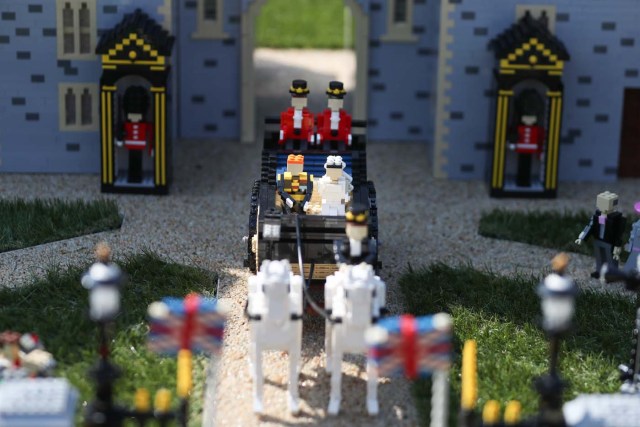 A Lego display shows Britain's Prince Harry (L) and bride-to-be US actress Meghan Markle (R) in their carriage for their wedding day procession outside a Lego-brick model of Windsor Castle at Legoland in Windsor on May 8, 2018 during a photo call for its attraction celebrating the upcoming royal wedding. Prince Harry and US actress Meghan Markle will marry on May 19 at St. George's Chapel at Windsor Castle. / AFP PHOTO / Daniel LEAL-OLIVAS