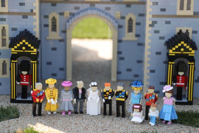 A Lego display shows Britain's Prince Harry (CR) and bride-to-be US actress Meghan Markle (CL) standing with their families on their wedding day outside a Lego-brick model of Windsor Castle at Legoland in Windsor on May 8, 2018 during a photo call for its attraction celebrating the upcoming royal wedding. Prince Harry and US actress Meghan Markle will marry on May 19 at St. George's Chapel at Windsor Castle. / AFP PHOTO / Daniel LEAL-OLIVAS