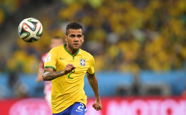 En esta foto de archivo tomada el 12 de junio de 2014 que muestra al defensa brasileño Dani Alves jugando el balón durante un partido de fútbol del Grupo A entre Brasil y Croacia en el Corinthians Arena de Sao Paulo durante la Copa Mundial de la FIFA 2014. 