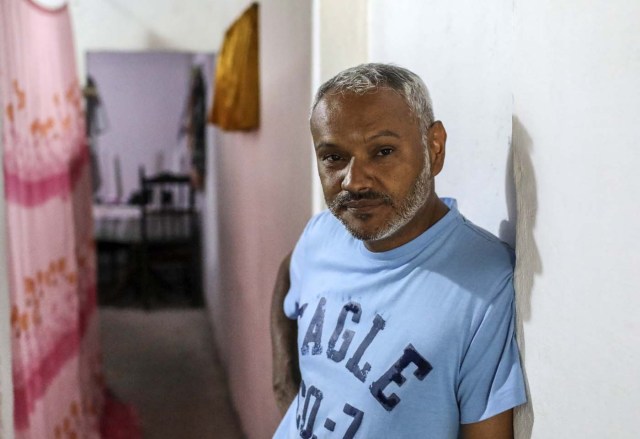 Venezuelan Carlos Figueroa poses at his home in Medellin, Colombia, on May 10, 2018. Exiled Venezuelans have no expectations of the presidential election taking place next May 20 in their home country. / AFP PHOTO / JOAQUIN SARMIENTO