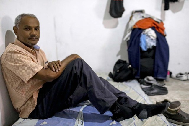 Venezuelan Carlos Figueroa poses at his home in Medellin, Colombia, on May 10, 2018. Exiled Venezuelans have no expectations of the presidential election taking place next May 20 in their home country. / AFP PHOTO / JOAQUIN SARMIENTO