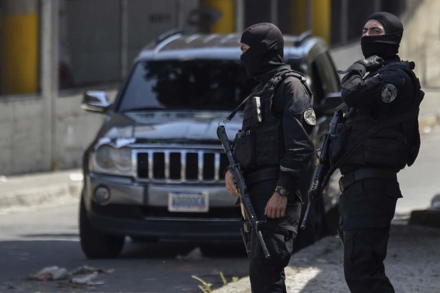 Security forces are seen at the entrance of El Helicoide, the headquarters of the Bolivarian National Intelligence Service (SEBIN), in Caracas, on May 17, 2018, where Venezuelan opponents and a US citizen have seized control of the detention centre. The Venezuelan opponents and a US Mormon missionary, who took control of the cell block area on the eve, are demanding the release of prisoners, according to videos broadcast on social networks. / AFP PHOTO / Juan BARRETO