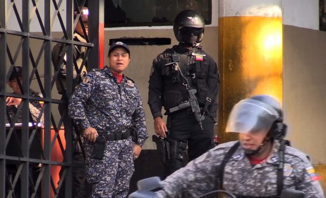 Security forces are seen at the entrance of El Helicoide, the headquarters of the Bolivarian National Intelligence Service (SEBIN), in Caracas, on May 17, 2018, where Venezuelan opponents and a US citizen have seized control of the detention centre. The Venezuelan opponents and a US Mormon missionary, who took control of the cell block area on the eve, are demanding the release of prisoners, according to videos broadcast on social networks. / AFP PHOTO / AFP TV / Jesus OLARTE