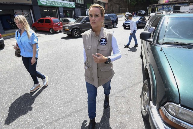 The wife of political prisoner Leopoldo Lopez, Lilian Tintori, is pictured outside El Helicoide, the headquarters of the Bolivarian National Intelligence Service (SEBIN), in Caracas, on May 17, 2018, where Venezuelan opponents and a US citizen have seized control of the detention centre. The Venezuelan opponents and a US Mormon missionary, who took control of the cell block area on the eve, are demanding the release of prisoners, according to videos broadcast on social networks. / AFP PHOTO / Juan BARRETO