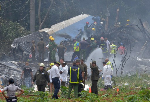 Fotografía tomada en la escena del accidente después de que un avión de Cubana de Aviación se estrelló después de despegar del aeropuerto José Martí de La Habana el 18 de mayo de 2018. Un avión de pasajeros de las vías aéreas cubanas con 104 pasajeros a bordo se estrelló poco después de despegar del aeropuerto de La Habana, informaron los medios estatales. El Boeing 737 operado por Cubana de Aviación se estrelló "cerca del aeropuerto internacional", informó la agencia estatal Prensa Latina. Fuentes del aeropuerto dijeron que el avión se dirigía desde la capital hacia la ciudad oriental de Holguín. / AFP PHOTO / Adalberto ROQUE