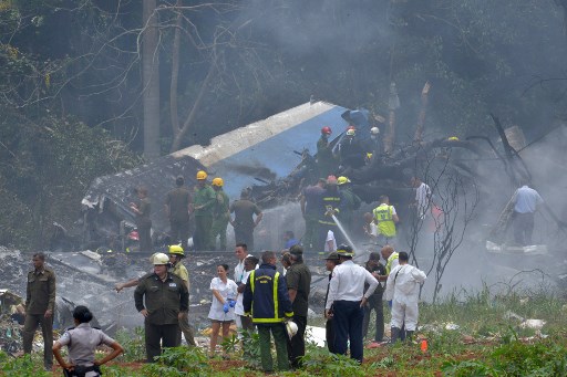 Fotografía tomada en la escena del accidente después de que un avión de Cubana de Aviación se estrelló después de despegar del aeropuerto José Martí de La Habana el 18 de mayo de 2018. Un avión de pasajeros de las vías aéreas cubanas con 104 pasajeros a bordo se estrelló poco después de despegar del aeropuerto de La Habana, informaron los medios estatales. El Boeing 737 operado por Cubana de Aviación se estrelló "cerca del aeropuerto internacional", informó la agencia estatal Prensa Latina. Fuentes del aeropuerto dijeron que el avión se dirigía desde la capital hacia la ciudad oriental de Holguín. / AFP PHOTO / Adalberto ROQUE