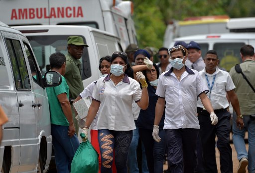 El personal de emergencia fue visto en el sitio del accidente después de que un avión de Cubana de Aviación se estrellara después de despegar del aeropuerto José Martí de La Habana el 18 de mayo de 2018. Un avión de pasajeros de las vías aéreas cubanas con 113 personas a bordo se estrelló poco después de despegar del aeropuerto de La Habana, informaron los medios estatales. El Boeing 737 operado por Cubana de Aviación se estrelló "cerca del aeropuerto internacional", informó la agencia estatal Prensa Latina. Fuentes del aeropuerto dijeron que el avión se dirigía desde la capital hacia la ciudad oriental de Holguín. / AFP PHOTO / Adalberto ROQUE