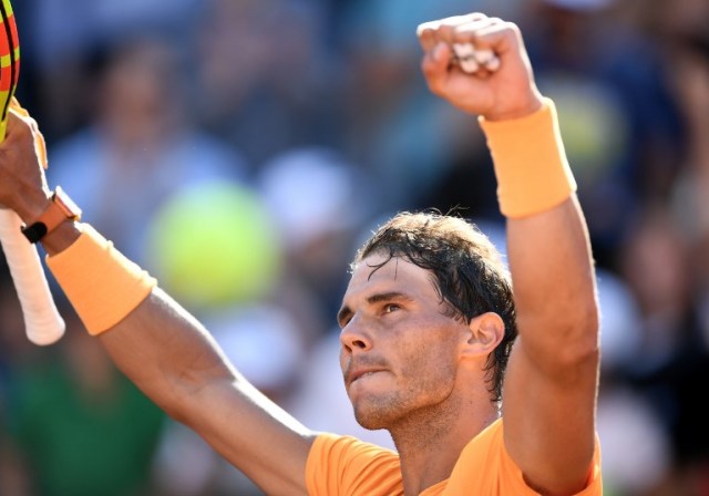 El español Rafael Nadal celebra después de ganar el partido de semifinales contra el serbio Novak Djokovic en el ATP Tennis Open de Roma en el Foro Italico, el 19 de mayo de 2018 en Roma. / AFP PHOTO / FILIPPO MONTEFORTE