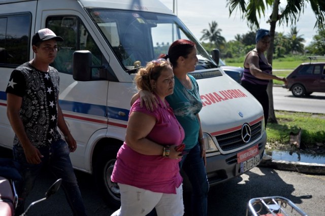 Familiares de las víctimas del avión que se estrelló poco después de despegar del aeropuerto José Martí matando a 107 personas, llegan al Instituto de Medicina Legal en La Habana, para identificar los cadáveres, el 19 de mayo de 2018. Cuba comienza dos días de luto nacional el sábado para las víctimas del choque de un avión de las vías aéreas estatales que mató a todos menos a tres de sus 110 pasajeros y tripulación. El presidente Miguel Díaz-Canel dijo que se estaba llevando a cabo una investigación sobre la caída del avión Boeing 737 de casi 40 años de edad, arrendado a la compañía Cubana de Aviación por una empresa mexicana.