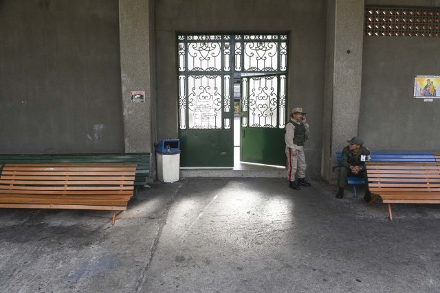 Venezuelan military personnel guard a polling station during the presidential elections in Caracas on May 20, 2018 Venezuelans, reeling under a devastating economic crisis, began voting Sunday in an election boycotted by the opposition and condemned by much of the international community but expected to hand deeply unpopular President Nicolas Maduro a new mandate / AFP PHOTO / Carlos Becerra