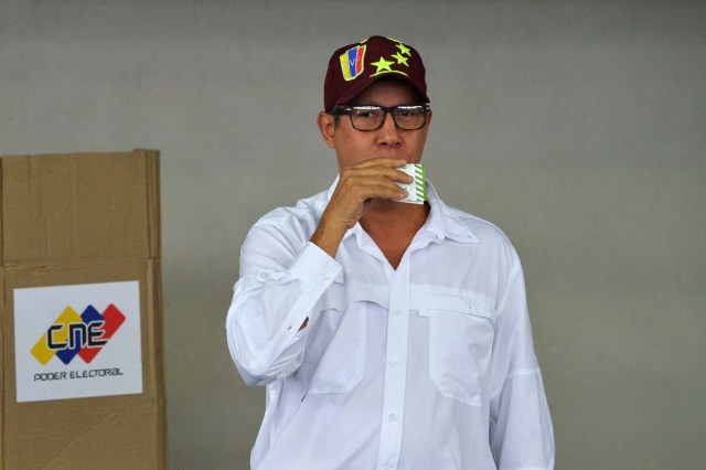 Venezuelan opposition presidential candidate Henri Falcon kisses his vote in Barquisimeto, on May 20, 2018. Venezuelans, reeling under a devastating economic crisis, began voting Sunday in an election boycotted by the opposition and condemned by much of the international community but expected to hand deeply unpopular President Nicolas Maduro a new mandate / AFP PHOTO / Luis Robayo