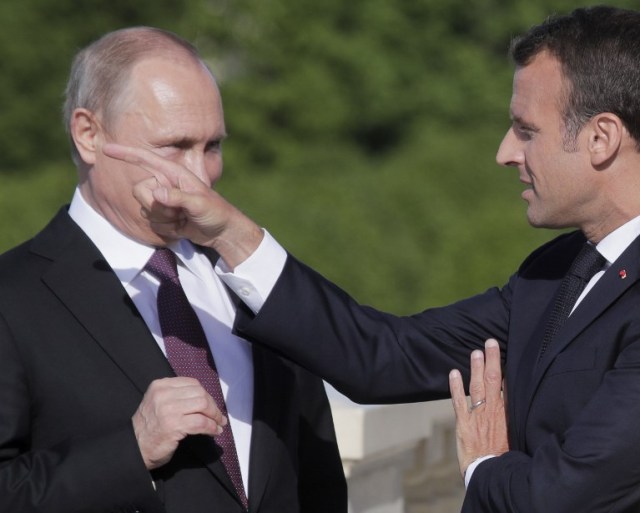 El presidente francés Emmanuel Macron (R) gesticula mientras habla con el presidente ruso Vladimir Putin durante una ceremonia de bienvenida en el Palacio Konstantin en Strelna, en las afueras de San Petersburgo, el 24 de mayo de 2018. / AFP PHOTO / POOL / Dmitry LOVETSKY