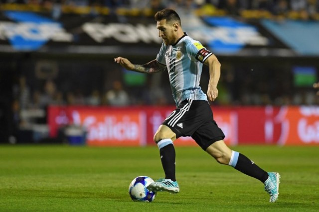 (ARCHIVOS) En esta foto de archivo tomada el 5 de octubre de 2017, el argentino Lionel Messi conduce el balón durante el partido de clasificación para la Copa Mundial 2018 contra Perú en Buenos Aires. / AFP PHOTO / Eitan ABRAMOVICH