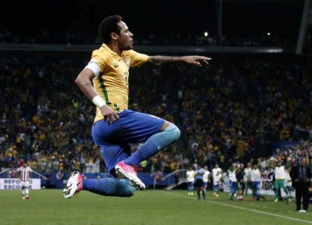 (ARCHIVOS) En esta foto de archivo tomada el 28 de marzo de 2017, el delantero brasileño Neymar celebra después de anotar contra Paraguay durante su partido de fútbol clasificatorio para la Copa Mundial de la FIFA 2018 en Sao Paulo, Brasil. / AFP PHOTO / Miguel SCHINCARIOL