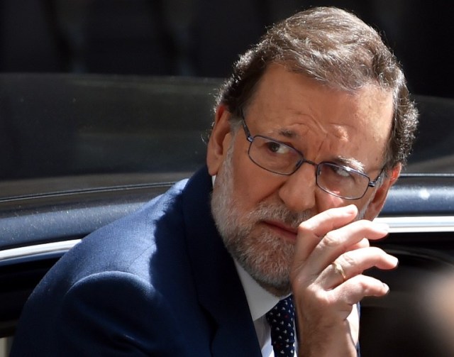 (ARCHIVOS) En esta foto de archivo tomada el 29 de agosto de 2016, el primer ministro interino de España, Mariano Rajoy, deja el parlamento español en Madrid el 29 de agosto de 2016 luego de una reunión con el líder del Partido Socialista Español (PSOE) Pedro Sánchez. / AFP PHOTO / GERARD JULIEN