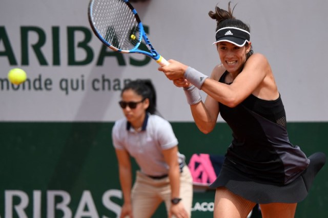 La española Garbine Muguruza juega un revés contra la francesa Fiona Ferro durante el partido de segunda ronda de singles femenino en el quinto día del torneo de tenis Roland Garros 2018 French Open en París el 31 de mayo de 2018. / AFP PHOTO / Eric FEFERBERG