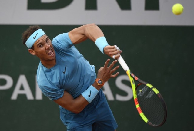 El español Rafael Nadal sirve al argentino Guido Pella durante el partido de segunda ronda individual masculino en el quinto día del torneo de tenis Roland Garros 2018 French Open en París el 31 de mayo de 2018. / AFP PHOTO / Eric FEFERBERG