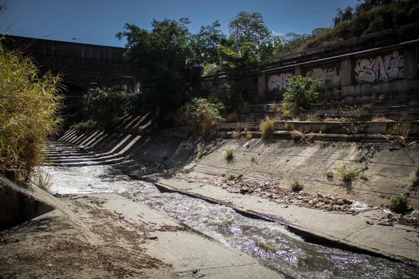 Hallan cadáver de un hombre dentro del Río Guaire #24Abr (FOTO)