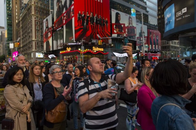 NUEVA YORK, NY - 30 DE MAYO: La gente toma imágenes del fenómeno conocido como Manhattanhenge en Times Square 42nd Street el 30 de mayo de 2018 en la ciudad de Nueva York. Manhattanhenge, o el solsticio de Manhattan, ocurre dos veces al año cuando el sol está alineado con las calles este-oeste de la red principal de Manhattan Eduardo Muñoz Álvarez / Getty Images / AFP