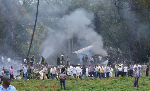  Fotografía tomada en la escena del accidente después de que un avión de Cubana de Aviación se estrelló después de despegar del aeropuerto José Martí de La Habana el 18 de mayo de 2018. Un avión de pasajeros de las vías aéreas cubanas con 104 pasajeros a bordo se estrelló poco después de despegar del aeropuerto de La Habana, informaron los medios estatales. El Boeing 737 operado por Cubana de Aviación se estrelló "cerca del aeropuerto internacional", informó la agencia estatal Prensa Latina. Fuentes del aeropuerto dijeron que el avión se dirigía desde la capital hacia la ciudad oriental de Holguín. / AFP PHOTO / Adalberto ROQUE