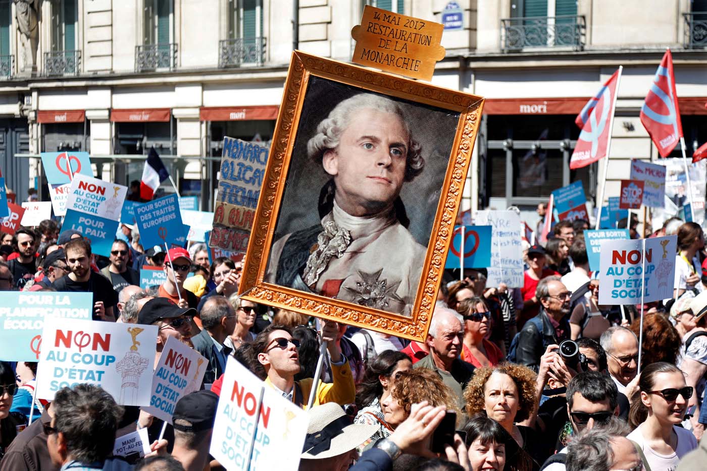 Miles de personas participan en una marcha festiva contra Macron (fotos)