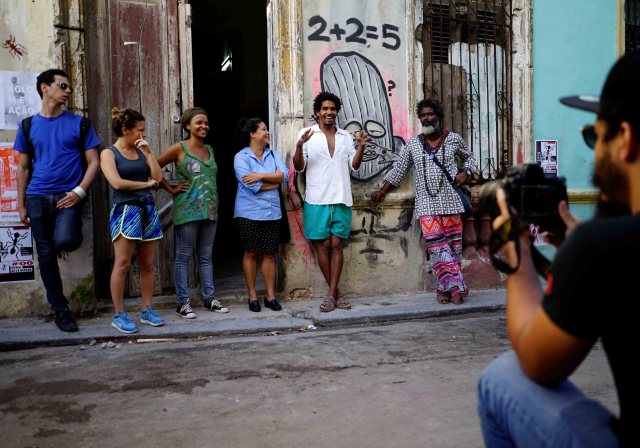 Luis Manuel Otero Alcántara (2 ° D), organizador del "00Biennial", habla durante su inauguración en La Habana, Cuba, el 5 de mayo de 2018. REUTERS / Alexandre Meneghini