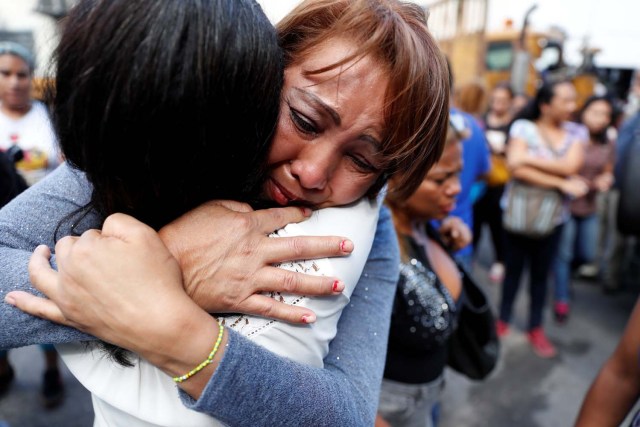 Familiares de reclusos reaccionan frente a un centro de detención del Servicio Bolivariano de Inteligencia Nacional (SEBIN), donde ocurrieron disturbios, según familiares, en Caracas, Venezuela el 16 de mayo de 2018. REUTERS / Carlos Garcia Rawlins