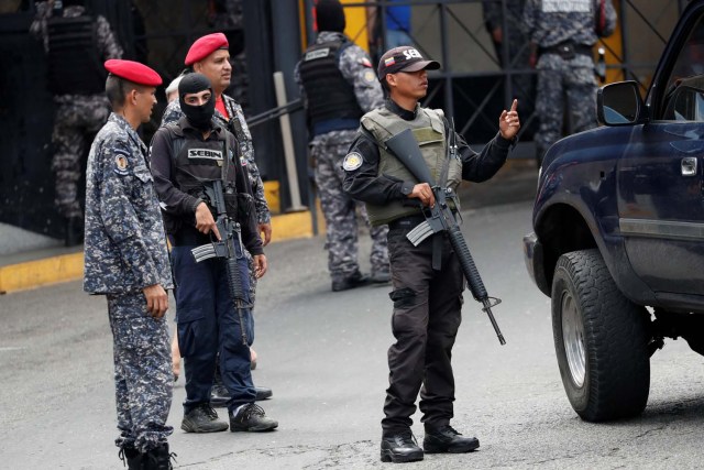 Miembros del Servicio Bolivariano de Inteligencia Nacional (SEBIN) hacen guardia frente a un centro de detención del Servicio Bolivariano de Inteligencia Nacional (SEBIN), donde ocurrieron disturbios, según familiares, en Caracas, Venezuela el 16 de mayo de 2018. REUTERS / Carlos Garcia Rawlins