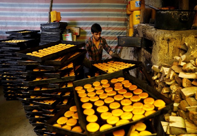 A man prepares cookies at a small traditional factory on the first day of the holy month of Ramadan in Kabul, Afghanistan May 17, 2018.REUTERS/Mohammad Ismail