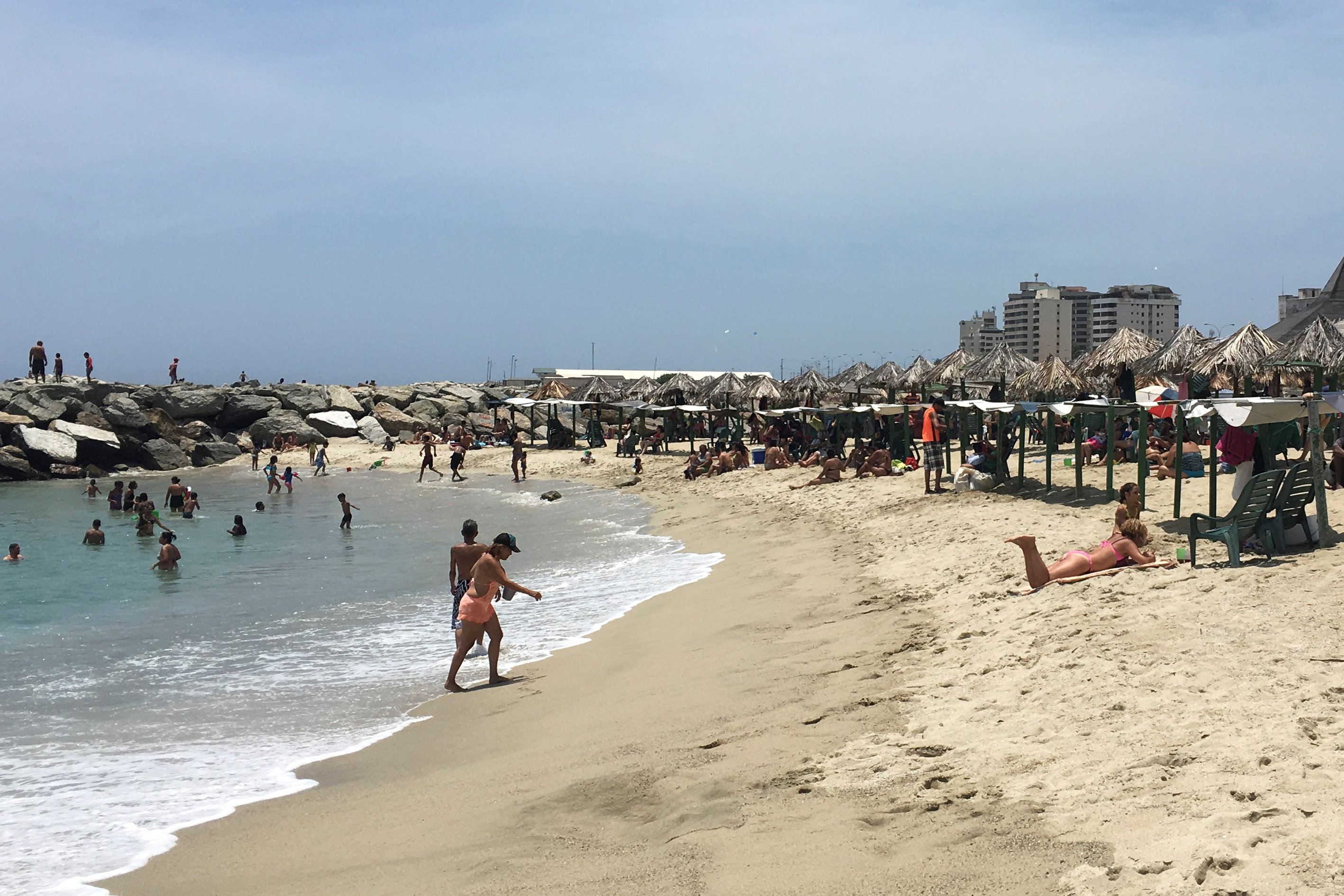 Con las clases suspendidas por el proceso del #20May, los venezolanos escapan a la playa