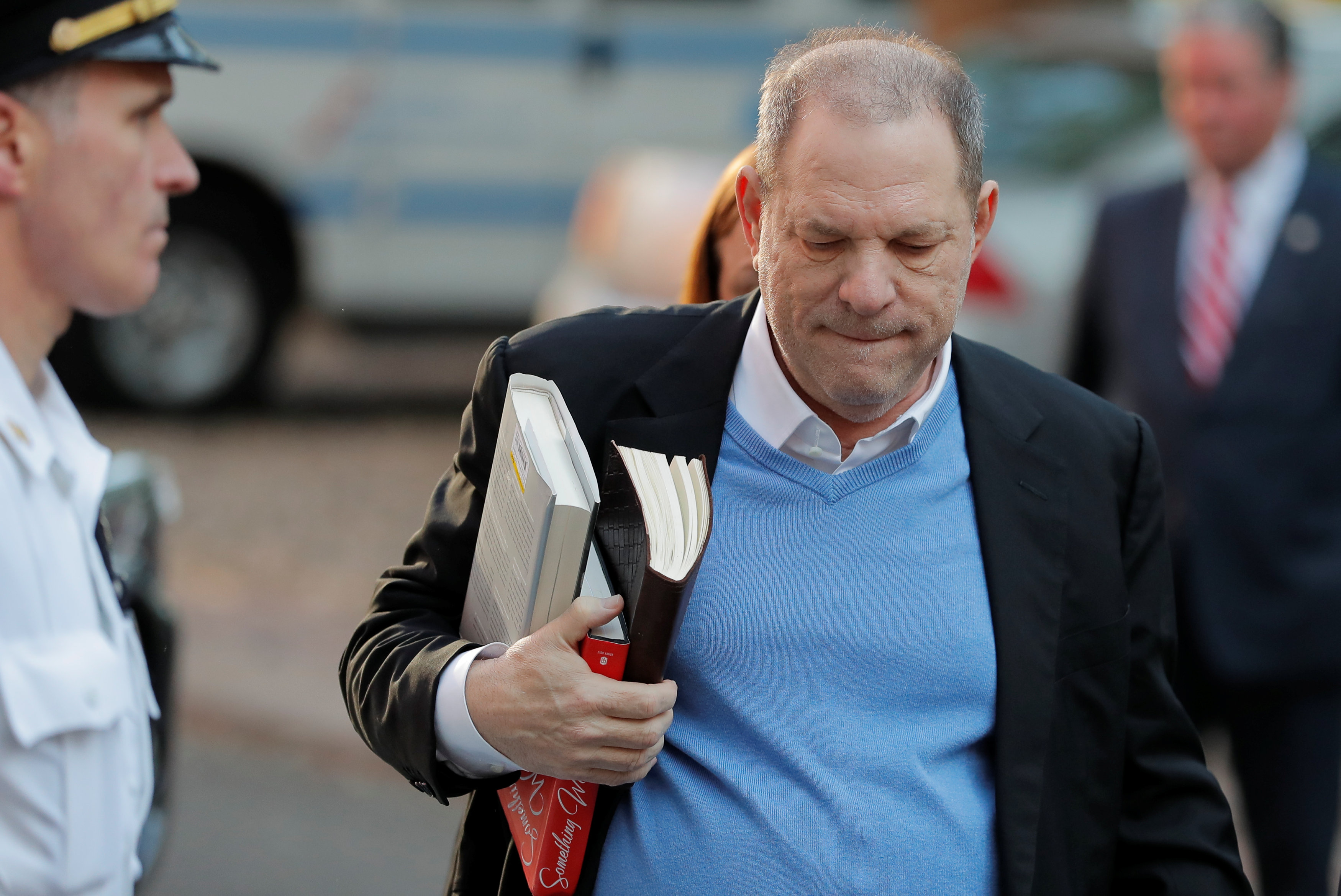 Harvey Weinstein se entrega en una comisaría de Nueva York