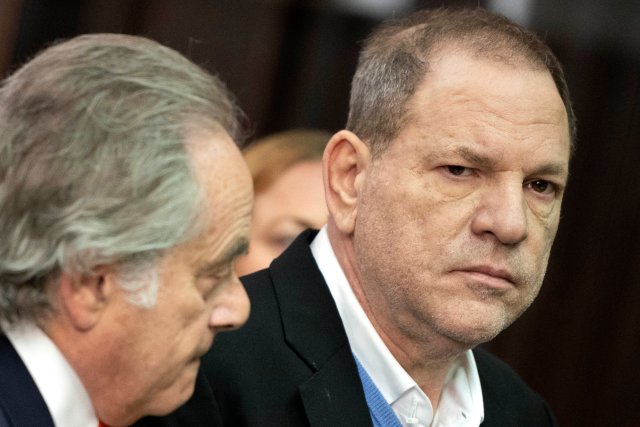 El productor cinematográfico Harvey Weinstein (R) se encuentra con su abogado Benjamin Brafman (L) dentro del Tribunal Penal de Manhattan durante su comparecencia en Manhattan en Nueva York, EE.UU., el 25 de mayo de 2018. Steven Hirsch / Pool vía REUTERS