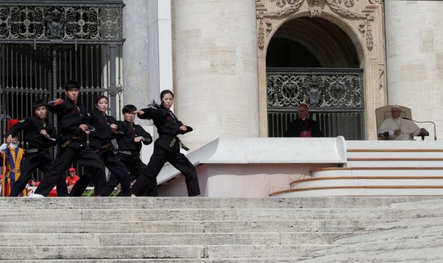 Los atletas de Taekwondo de Corea se presentan para el Papa Francisco durante la audiencia general del miércoles en la plaza de San Pedro en el Vaticano, el 30 de mayo de 2018. REUTERS / Max Rossi