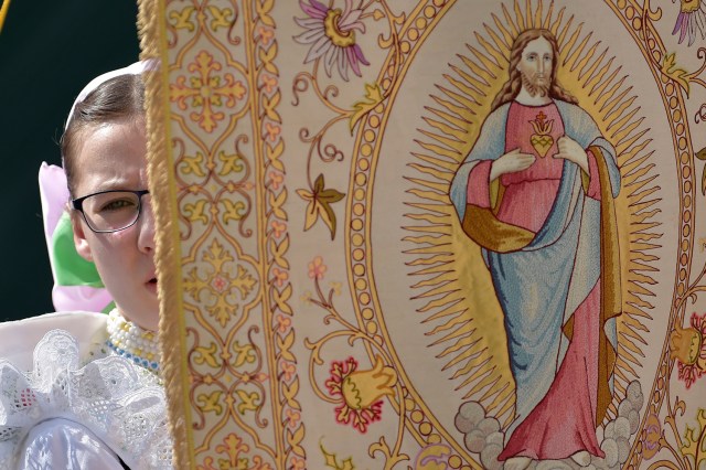 Los Sorb católicos, vestidos con trajes tradicionales, participan en la procesión anual de Corpus Christi en Panschwitz, Alemania, el 31 de mayo de 2018. REUTERS / Matthias Rietschel