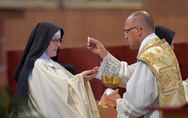 Catholic Sorbs participa en la misa anual de Corpus Christi en Panschwitz, Alemania, el 31 de mayo de 2018. REUTERS / Matthias Rietschel