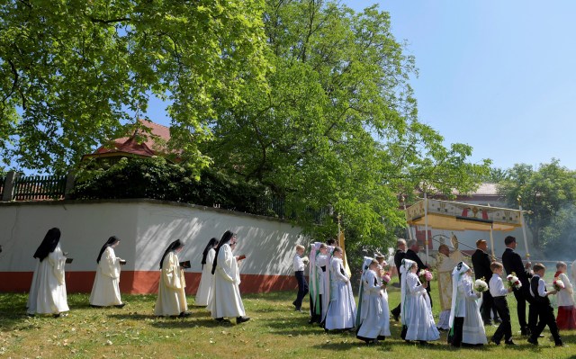 Los Sorb católicos, vestidos con trajes tradicionales, participan en la procesión anual de Corpus Christi en Crostwitz, Alemania, el 31 de mayo de 2018. REUTERS / Matthias Rietschel