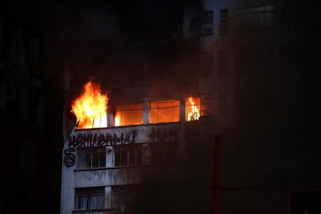 Al menos una persona ha fallecido hoy después de que un edificio de 24 plantas se derrumbase hoy en el centro de Sao Paulo durante un incendio de grandes proporciones que también afectó a un predio vecino, según los bomberos. El edificio, una antigua sede de la Policía Federal, estaba ocupado por unas 50 familias y al menos tres personas podrían estar desaparecidas, de acuerdo con las autoridades. EFE/Fernando Bizerra Jr.