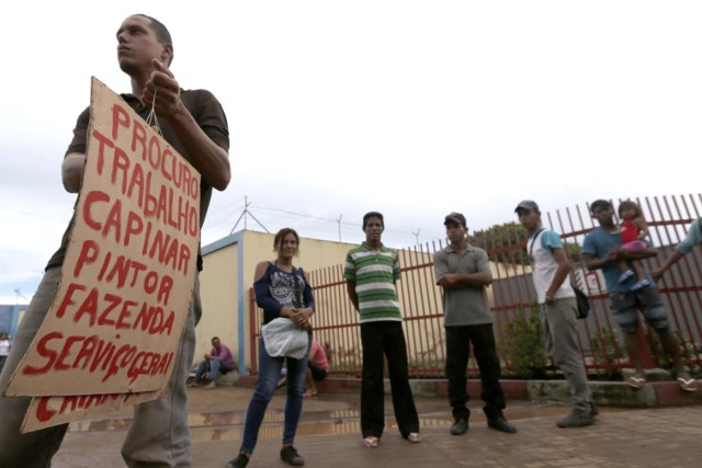 BRA105. BOA VISTA (BRASIL), 03/05/2018 - Un refugiados venezolano con una pancarta pidie empleo hoy, jueves 3 de mayo de 2018, frente al refugio mantenido por el alto comisionado de las Naciones Unidas para los refugiados, en la ciudad de Boa Vista, capital del estado de Roraima (Brasil). Unos 6.000 venezolanos están en una situación de "vulnerabilidad" en Boa Vista, punto de llegada para muchos de los que huyen de la crisis en ese país caribeño, informaron hoy fuentes oficiales. EFE/Joédson Alves