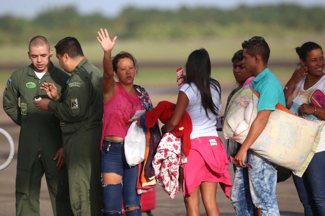 BSL09. BOA VISTA (BRASIL), 04/05/2018.- Venezolanos llegan al aeropuerto de Boa Vista (Brasil) hoy, viernes 4 de mayo de 2018. Las autoridades brasileñas trasladaron desde Boa Vista, el principal punto de acogida de la inmigración venezolana, a 233 ciudadanos de esa nación caribeña que han decidido intentar rehacer sus vidas en Sao Paulo y Manaus. Todos partieron en el mismo avión de la Fuerza Aérea Brasileña y 164 desembarcarían en la primera escala, en la amazónica Manaus, en tanto que los otros 69 seguirían viaje hasta Sao Paulo, la ciudad más poblada del país, donde esperan dejar definitivamente atrás la crisis económica, social y política en que se ha hundido Venezuela. EFE/Joédson Alves