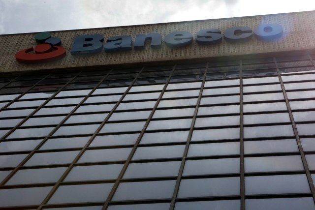 CCS08. CARACAS (VENEZUELA), 04/05/2018.- Vista general de una sede del banco Banesco hoy, viernes 4 de mayo de 2018, en Caracas (Venezuela). El presidente de Banesco Internacional, Juan Carlos Escotet, dijo hoy que la intervención administrativa del banco en Venezuela por 90 días "no es un proceso de estatización" por lo que los accionistas siguen siendo los propietarios de la entidad financiera. Más temprano Escotet dijo que la intervención de Banesco Banco Universal por parte del Gobierno de Venezuela es una decisión "exclusivamente política" que busca, a su juicio, "distraer" a la opinión pública de las "tragedias" que viven los venezolanos. EFE/Cristian Hernández