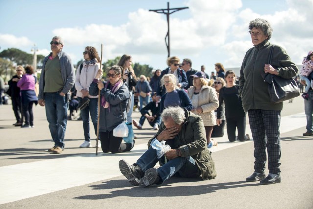  Los peregrinos rezan durante la peregrinación anual del 13 de mayo al Santuario de Fátima, Ourem, Portugal, 12 de mayo de 2018. La peregrinación anual del 13 de mayo marca la primera aparición de Nuestra Señora de Fátima el 13 de mayo de 1917 EFE / EPA / RICARDO GRAVA