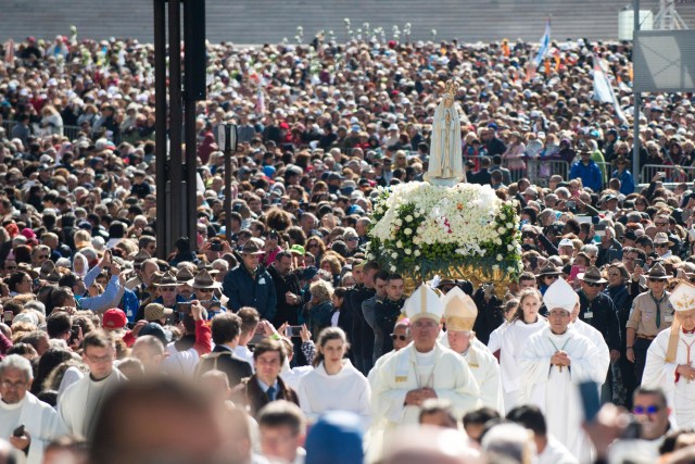 La figura de Nuestra Señora de Fátima se transporta en procesión durante las celebraciones anuales del 13 de mayo de la "aparición" de 1917 en el Santuario de Fátima en Ourem, Portugal, el 13 de mayo de 2018. El 13 La peregrinación anual de mayo marca la primera aparición de Nuestra Señora de Fátima el 13 de mayo de 1917. EFE / EPA / RICARDO GRACA