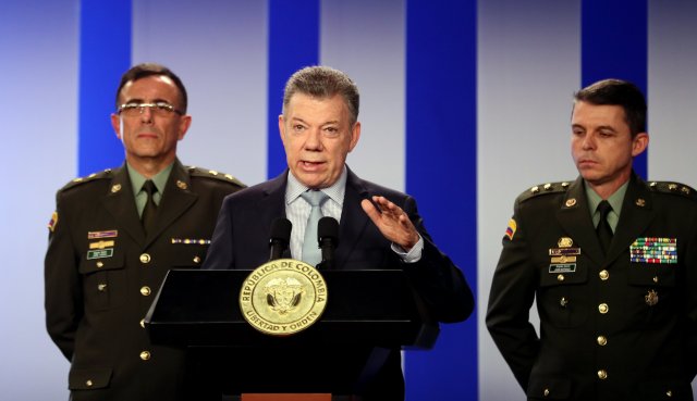 BOG301. BOGOTÁ (COLOMBIA), 17/05/2018.- El presidente de Colombia, Juan Manuel Santos (c), habla junto al General Jorge Luis Vargas Valencia (i), director de Investigación Criminal e INTERPOL, y al General Juan Carlos Buitrago (d), director de la Policía Fiscal y Aduanera, durante una declaración hoy, jueves 17 de mayo de 2018, en Bogotá (Colombia). Santos acusó a su homólogo venezolano, Nicolás Maduro, de pagar a ciudadanos colombianos para que obtengan una cédula de ese país y voten en las elecciones de este domingo en las que se elegirá al jefe de Estado. "Por fuentes de inteligencia confiables, tenemos conocimiento de un plan del régimen de Maduro, en marcha desde finales del año pasado, para cedular y trasladar ciudadanos colombianos para que voten el próximo domingo 20 de mayo", dijo Santos en la declaración. EFE/Mauricio Dueñas Castañeda